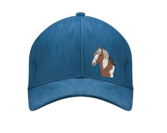 Czapka z haftem konie